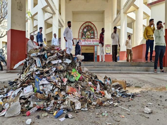 Unsanitary in Shivaji Maharaj Chowk; Enraged Shivaji lovers took the garbage to the Dharashiv municipality | शिवाजी महाराज चौकाच्या स्वच्छतेकडे दुर्लक्ष; संतापलेल्या शिवप्रेमींनी पालिकेत टाकला कचरा Unsanitary in Shivaji Maharaj Chowk; Enraged Shivaji lovers took the garbage to the Dharashiv municipality | शिवाजी महाराज चौकाच्या स्वच्छतेकडे दुर्लक्ष; संतापलेल्या शिवप्रेमींनी पालिकेत टाकला कचरा
