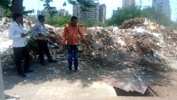 Walk on the sidewalk but be careful! Civilian injured due to broken cover in thakurli | पदपथावरुन चालताय पण सावधान! तुटलेल्या झाकणामुळे नागरीक जखमी Walk on the sidewalk but be careful! Civilian injured due to broken cover in thakurli | पदपथावरुन चालताय पण सावधान! तुटलेल्या झाकणामुळे नागरीक जखमी