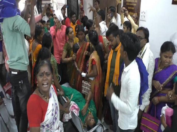 Protesters riot in District Kacheri of Nanded; Pushed the woman police | आंदोलकांचा जिल्हा कचेरीत गदारोळ; महिला पोलिसालाही केली धक्काबुक्की Protesters riot in District Kacheri of Nanded; Pushed the woman police | आंदोलकांचा जिल्हा कचेरीत गदारोळ; महिला पोलिसालाही केली धक्काबुक्की