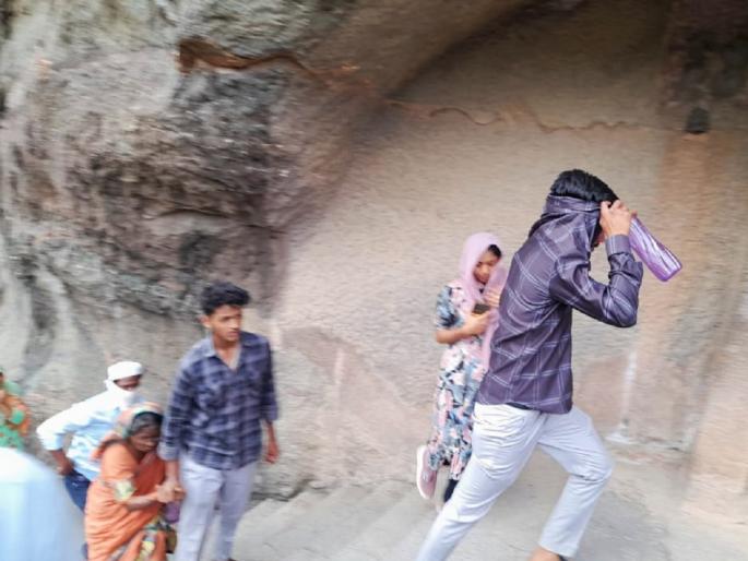 Agya Mohol attack on foreign tourists in Ajanta Caves | अजिंठा लेणीत आग्या मोहोळाचा विदेशी पर्यटकांवर हल्ला Agya Mohol attack on foreign tourists in Ajanta Caves | अजिंठा लेणीत आग्या मोहोळाचा विदेशी पर्यटकांवर हल्ला