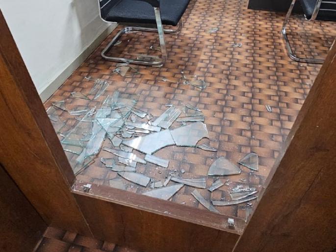 contractual Worker's Rada at Beed ZP's Drug Store; Vandalism of Pharmacy Officer's cabin | बीड झेडपीच्या औषधी भांडारमध्ये कर्मचाऱ्याचा राडा; फार्मसी ऑफिसरच्या केबिनची तोडफोड