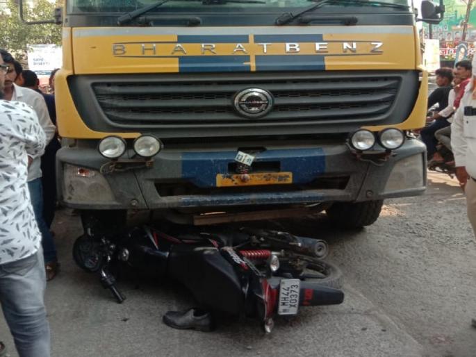 A police tipper transporting illegal sand blew up the policeman, his condition is critical | अवैध वाळू वाहतूक करणाऱ्या पोलिसाच्या टिप्परने पोलिसालाच उडविले, प्रकृती चिंताजनक A police tipper transporting illegal sand blew up the policeman, his condition is critical | अवैध वाळू वाहतूक करणाऱ्या पोलिसाच्या टिप्परने पोलिसालाच उडविले, प्रकृती चिंताजनक