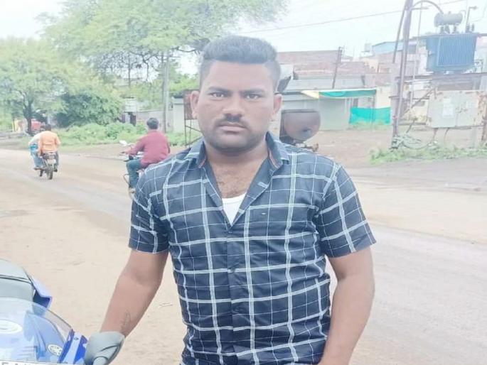 A young man was killed on Bhavani Chowk of Dharashiv; One was arrested, four absconded | भरचौकात तरुणाची कोयत्याने हत्या; एकास ठाेकल्या बेड्या, चाैघे फरार A young man was killed on Bhavani Chowk of Dharashiv; One was arrested, four absconded | भरचौकात तरुणाची कोयत्याने हत्या; एकास ठाेकल्या बेड्या, चाैघे फरार