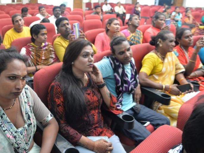 We are intruding in the house, we want a rightful cradle; Demand of the third parties to the District Collector | घरात आमची होतेय घुसमट आम्हाला हवे हक्काचे घरकुल; तृतीयपंथीयांची जिल्हाधिकाऱ्यांकडे मागणी We are intruding in the house, we want a rightful cradle; Demand of the third parties to the District Collector | घरात आमची होतेय घुसमट आम्हाला हवे हक्काचे घरकुल; तृतीयपंथीयांची जिल्हाधिकाऱ्यांकडे मागणी