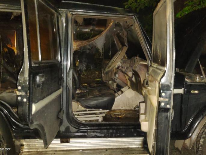 Former corporator's bolero burnt in Vanit, a sensation in the city | वणीत माजी नगरसेवकाची बोलेरो जाळली, शहरात एकच खळबळ Former corporator's bolero burnt in Vanit, a sensation in the city | वणीत माजी नगरसेवकाची बोलेरो जाळली, शहरात एकच खळबळ