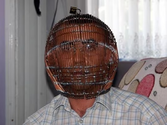 turkish man locked his head in cage to quit smoking habbit | आरारा खतरनाक! ...म्हणून 'त्याने' स्वतःचं डोकं पिंजऱ्यात केलं बंद; पत्नीकडे दिली चावी turkish man locked his head in cage to quit smoking habbit | आरारा खतरनाक! ...म्हणून 'त्याने' स्वतःचं डोकं पिंजऱ्यात केलं बंद; पत्नीकडे दिली चावी