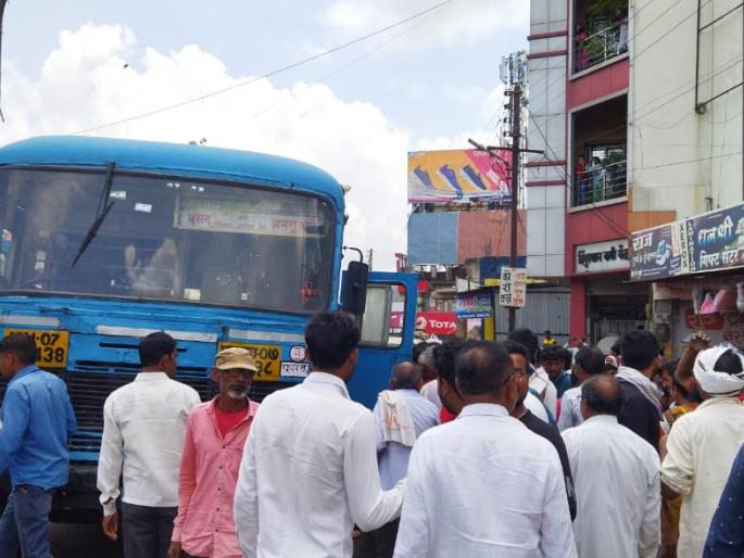 Pusad Agar's bus caught fire suddenly | पूसद आगाराच्या बसने घेतला अचानक पेट Pusad Agar's bus caught fire suddenly | पूसद आगाराच्या बसने घेतला अचानक पेट