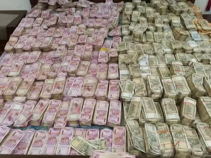 cbi seizes 20 crore rupees rajender kumar gupta wapcos water power consultancy former cmd delhi | पैसेच पैसे! बेड, सुटकेसमध्ये नोटांचे बंडल; WAPCOS च्या माजी CMDकडे सापडलं 20 कोटींचं घबाड cbi seizes 20 crore rupees rajender kumar gupta wapcos water power consultancy former cmd delhi | पैसेच पैसे! बेड, सुटकेसमध्ये नोटांचे बंडल; WAPCOS च्या माजी CMDकडे सापडलं 20 कोटींचं घबाड