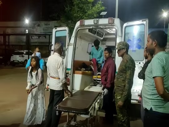 big accident pick up accident in gumla kills 5 including bride father and mother dies | भीषण अपघात! लग्नाहून परतणाऱ्या कुटुंबावर काळाचा घाला; वधूच्या आई-बाबांसह 5 जणांचा मृत्यू big accident pick up accident in gumla kills 5 including bride father and mother dies | भीषण अपघात! लग्नाहून परतणाऱ्या कुटुंबावर काळाचा घाला; वधूच्या आई-बाबांसह 5 जणांचा मृत्यू