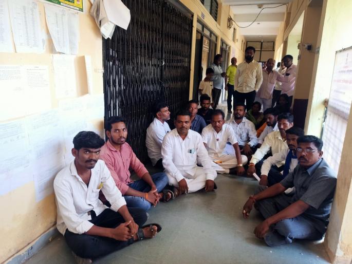 Proposals for various schemes stalled; The protesters blocked the Panchayat Samiti | विविध योजनांचे प्रस्ताव रखडले; आंदोलकांनी पंचायत समितीला टाळे ठोकून मांडला ठिय्या Proposals for various schemes stalled; The protesters blocked the Panchayat Samiti | विविध योजनांचे प्रस्ताव रखडले; आंदोलकांनी पंचायत समितीला टाळे ठोकून मांडला ठिय्या