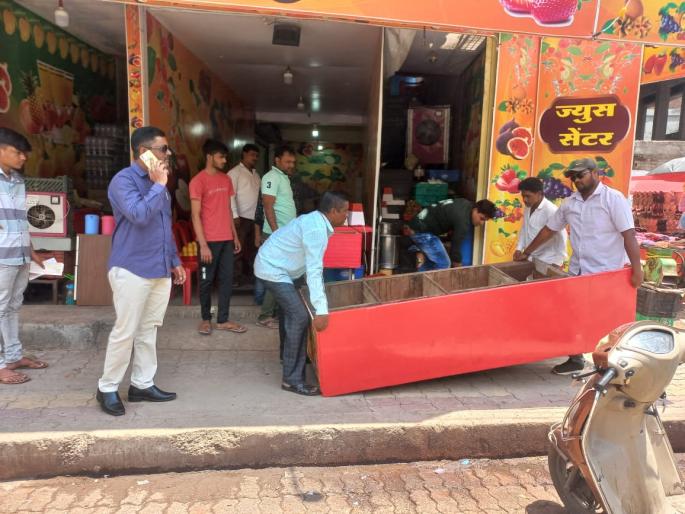 As per the order of the court, the removal of encroachment started at Latur | न्यायालयाच्या आदेशानुसार लातुरात अतिक्रमण हटविण्यास प्रारंभ As per the order of the court, the removal of encroachment started at Latur | न्यायालयाच्या आदेशानुसार लातुरात अतिक्रमण हटविण्यास प्रारंभ