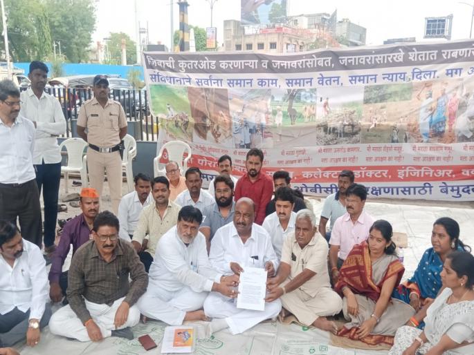 After the assurance of Guardian Minister Sandipan Bhumare, the general Maratha community's Thiya agitation is over | पालकमंत्री संदीपान भुमरेंच्या आश्वासनानंतर सकल मराठा समाजाचे ठिय्या आंदोलन मागे After the assurance of Guardian Minister Sandipan Bhumare, the general Maratha community's Thiya agitation is over | पालकमंत्री संदीपान भुमरेंच्या आश्वासनानंतर सकल मराठा समाजाचे ठिय्या आंदोलन मागे