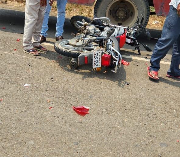 ST bus and bike collide head-on in Nandurbar; One person died on the spot | नंदुरबारमध्ये एसटी बस व दुचाकीची समोरासमोर धडक; एकजण जागीच ठार ST bus and bike collide head-on in Nandurbar; One person died on the spot | नंदुरबारमध्ये एसटी बस व दुचाकीची समोरासमोर धडक; एकजण जागीच ठार