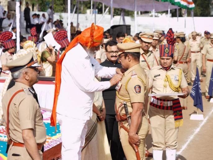 Inspector of Police honored with Director General Medal; Within five days, the control was transferred and a case was registered | पोलीस निरीक्षकाचा महासंचालक पदकाने सन्मान; पाचच दिवसांत कंट्रोलला बदली, झाला गुन्हा दाखल Inspector of Police honored with Director General Medal; Within five days, the control was transferred and a case was registered | पोलीस निरीक्षकाचा महासंचालक पदकाने सन्मान; पाचच दिवसांत कंट्रोलला बदली, झाला गुन्हा दाखल