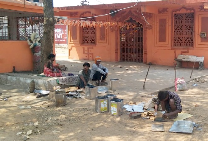 By saving the lives of others, we share our livelihood, oza gaond society | दुसऱ्यांचा संसार सावरून आम्ही भागविताे आपली उपजीविका, ओझा गाेंड समाजाची व्यथा By saving the lives of others, we share our livelihood, oza gaond society | दुसऱ्यांचा संसार सावरून आम्ही भागविताे आपली उपजीविका, ओझा गाेंड समाजाची व्यथा