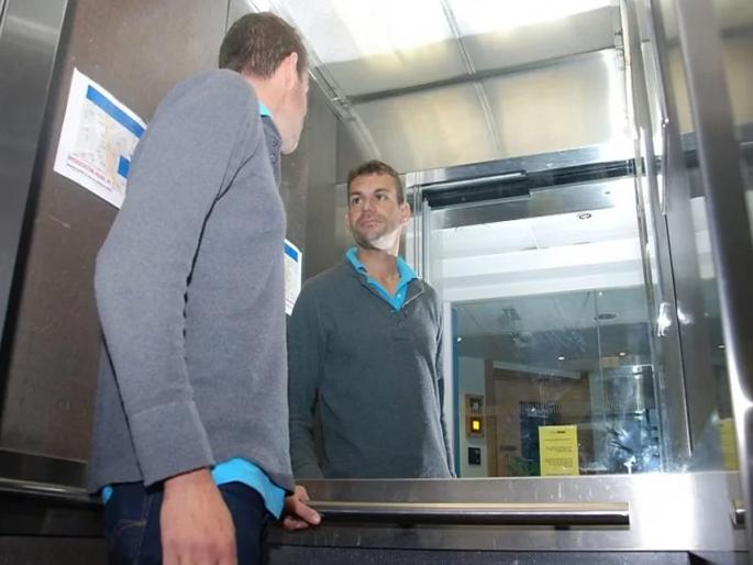 mirror in the lift is not meant to see the face reason will leave you wondering | काय सांगता? चेहरा पाहण्यासाठी नाही तर लिफ्टमध्ये 'या'साठी असतो आरसा mirror in the lift is not meant to see the face reason will leave you wondering | काय सांगता? चेहरा पाहण्यासाठी नाही तर लिफ्टमध्ये 'या'साठी असतो आरसा