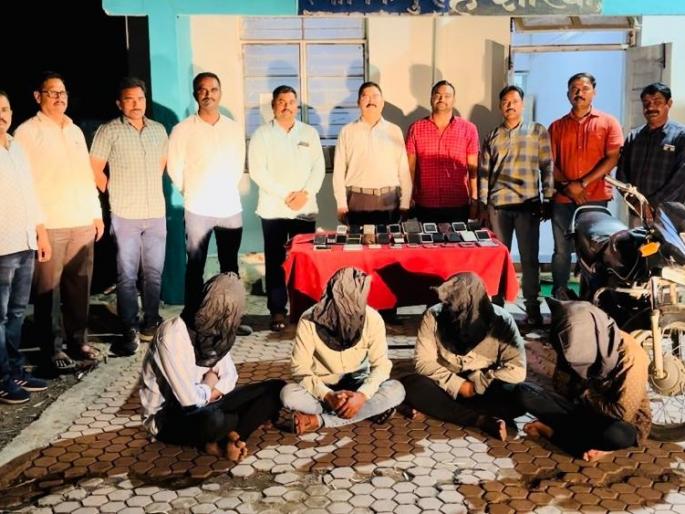 four mobile theft arrested in Latur | लातुरात मोबाईल हिसकावणाऱ्या चौघांच्या मुसक्या आवळल्या four mobile theft arrested in Latur | लातुरात मोबाईल हिसकावणाऱ्या चौघांच्या मुसक्या आवळल्या