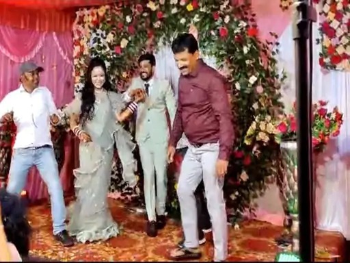 man dies of heart attack while dancing at wedding in balod video viral chhattisgarh | Video - पुतणीच्या लग्नात डान्स करताना काकाला हार्ट अटॅक; कुटुंबावर कोसळला दु:खाचा डोंगर man dies of heart attack while dancing at wedding in balod video viral chhattisgarh | Video - पुतणीच्या लग्नात डान्स करताना काकाला हार्ट अटॅक; कुटुंबावर कोसळला दु:खाचा डोंगर