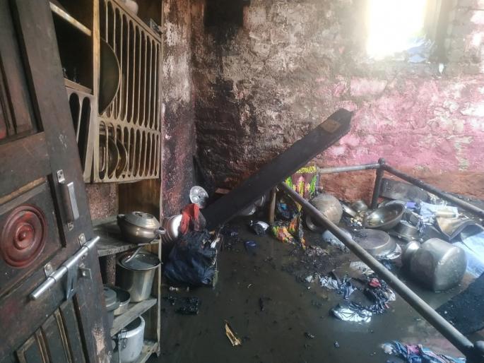 Due to the gas explosion, household items in the house got burnt | गॅसचा स्फोट झाल्याने घरातील संसारोपयोगी साहित्य जळून खाक Due to the gas explosion, household items in the house got burnt | गॅसचा स्फोट झाल्याने घरातील संसारोपयोगी साहित्य जळून खाक