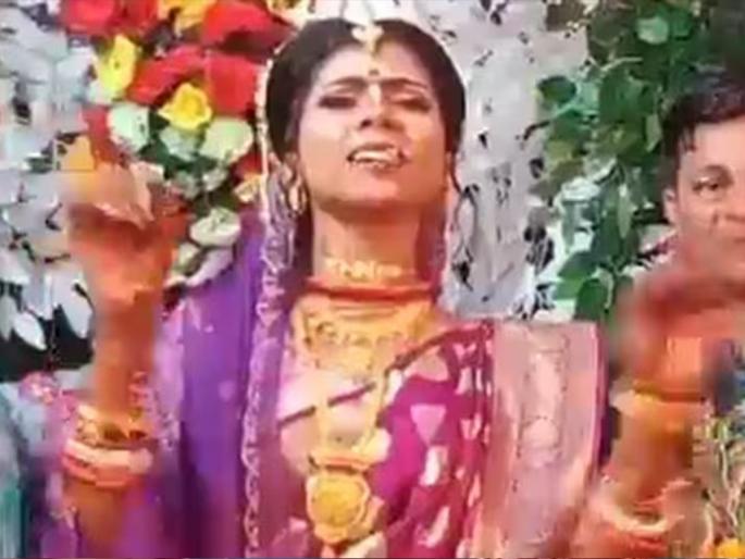 bride raised slogans in her wedding party demanding job in government school video viral | "नोकरी द्या, नोकरी द्या", नववधूने थेट लग्नात दिल्या घोषणा; नेमकं काय आहे 'हे' प्रकरण? bride raised slogans in her wedding party demanding job in government school video viral | "नोकरी द्या, नोकरी द्या", नववधूने थेट लग्नात दिल्या घोषणा; नेमकं काय आहे 'हे' प्रकरण?