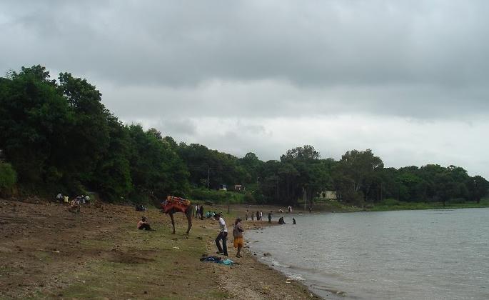 Two girls who went to wash clothes died after slipping in the dam | कपडे धुवायला गेलेल्या दोन मुलींचा पाय घसरून धरणात मृत्यू, बुलढाणा जिल्ह्यातील सर्व मुली Two girls who went to wash clothes died after slipping in the dam | कपडे धुवायला गेलेल्या दोन मुलींचा पाय घसरून धरणात मृत्यू, बुलढाणा जिल्ह्यातील सर्व मुली