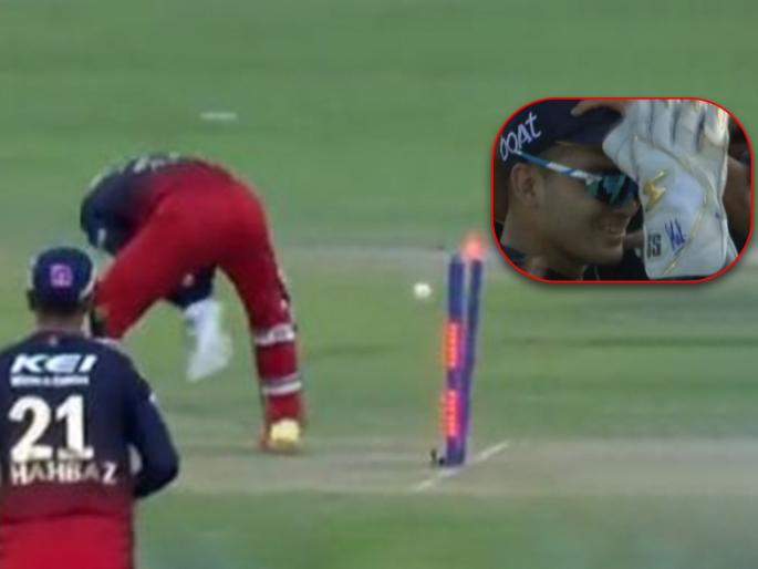 Twitter Goes Crazy as Anuj Rawat Pulls off a No-look Run Out with Gloves Signed by MS Dhoni | रावतच्या हँडग्लोव्ह्जवर MS धोनीची सही अन् रनआऊटही त्याच्याच स्टाईलने केला; व्हिडिओ तुफान व्हायरल