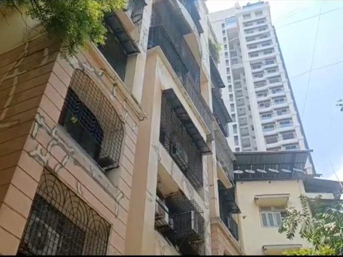 A slab of an old building in Thane collapsed; Five people trapped, no casualties | ठाण्यातील जुन्या इमारतीचा स्लॅब कोसळला; पाच जण अडकले, जीवितहानी नाही A slab of an old building in Thane collapsed; Five people trapped, no casualties | ठाण्यातील जुन्या इमारतीचा स्लॅब कोसळला; पाच जण अडकले, जीवितहानी नाही