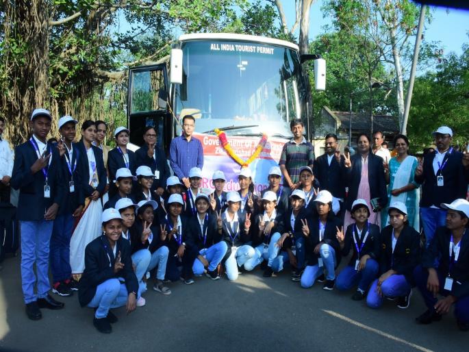 24 students of Dharashiv left for 'ISRO Tour' | धाराशिवचे २४ विद्यार्थी ‘इस्त्राे टूर’साठी रवाना 24 students of Dharashiv left for 'ISRO Tour' | धाराशिवचे २४ विद्यार्थी ‘इस्त्राे टूर’साठी रवाना