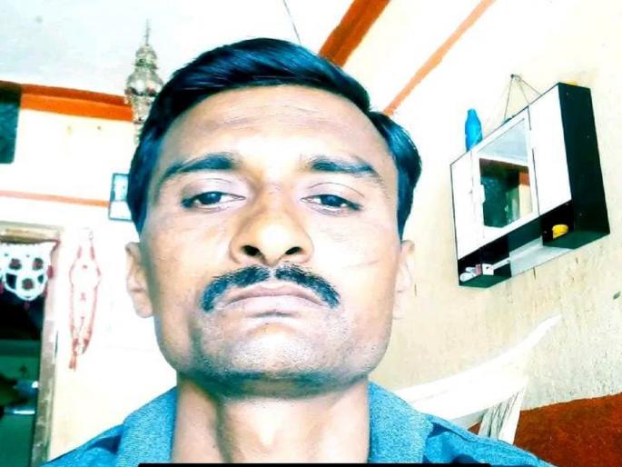 A farmer commits suicide after being fed up with the loan | कर्ज बाजारीपणास कंटाळून शेतकऱ्याची आत्महत्या A farmer commits suicide after being fed up with the loan | कर्ज बाजारीपणास कंटाळून शेतकऱ्याची आत्महत्या