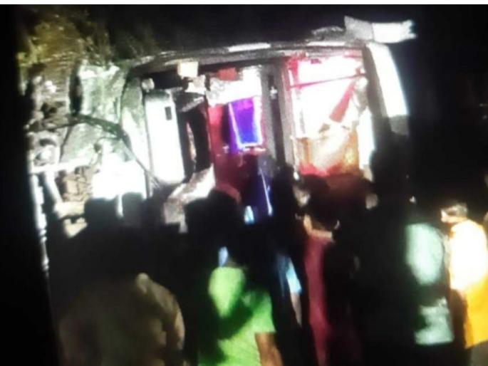 bus departing from Devgad accident at Wanzole 18 injured | देवगडहून निघालेल्या आरामबसला वांझोळे येथे अपघात, १८ जण जखमी bus departing from Devgad accident at Wanzole 18 injured | देवगडहून निघालेल्या आरामबसला वांझोळे येथे अपघात, १८ जण जखमी