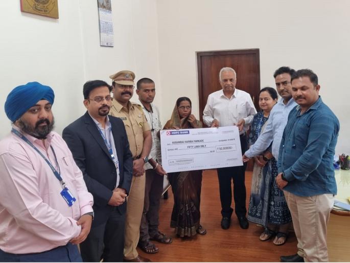 On-duty home guard dies of electric shock; 50 lakh check to the family given by home guard union | ऑनड्युटी होमगार्डचा विजेच्या धक्क्याने मृत्यू; कुटुंबाला ५० लाखांचा धनादेश On-duty home guard dies of electric shock; 50 lakh check to the family given by home guard union | ऑनड्युटी होमगार्डचा विजेच्या धक्क्याने मृत्यू; कुटुंबाला ५० लाखांचा धनादेश
