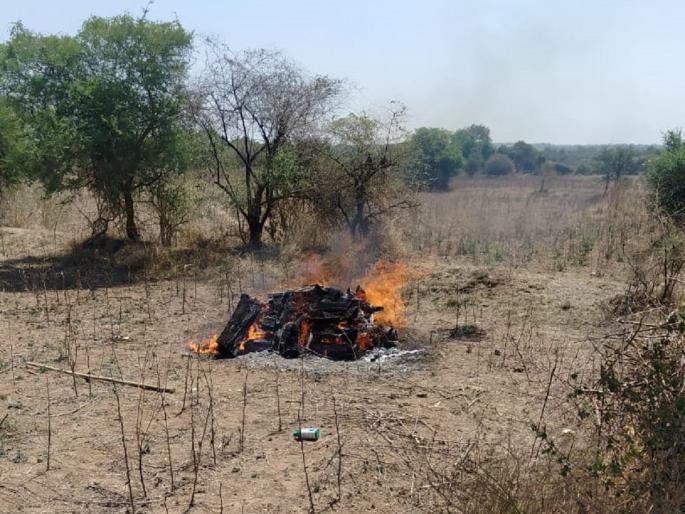 Police arrive at youth's funeral; As soon as the father and brother were taken into custody, the murder was revealed | तरुणाच्या अंत्यसंस्कारावेळी पोलीस दाखल; वडील-भावाला ताब्यात घेताच झाला खुनाचा उलगडा Police arrive at youth's funeral; As soon as the father and brother were taken into custody, the murder was revealed | तरुणाच्या अंत्यसंस्कारावेळी पोलीस दाखल; वडील-भावाला ताब्यात घेताच झाला खुनाचा उलगडा