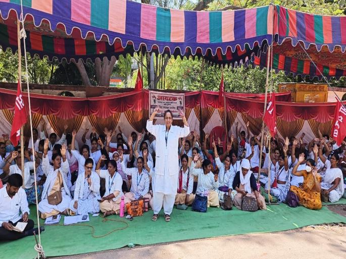 Dharna agitation by contract nurses demanding retention in service | सेवेत कायम करण्याच्या मागणीसाठी कंत्राटी नर्सेसचे धरणे आंदोलन Dharna agitation by contract nurses demanding retention in service | सेवेत कायम करण्याच्या मागणीसाठी कंत्राटी नर्सेसचे धरणे आंदोलन
