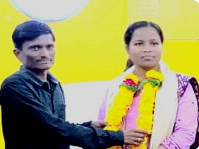 Salute to stubbornness! Selection of the wife of a tea stall operator in front of the Kaij police station in the police force | जिद्दीला सलाम! पोलीस स्टेशनसमोर चहाची टपरी चालविणाऱ्याच्या पत्नीची पोलीसदलात निवड Salute to stubbornness! Selection of the wife of a tea stall operator in front of the Kaij police station in the police force | जिद्दीला सलाम! पोलीस स्टेशनसमोर चहाची टपरी चालविणाऱ्याच्या पत्नीची पोलीसदलात निवड