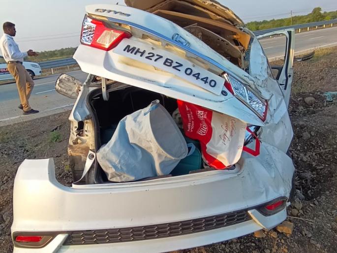 Accident on Samriddhi due to burst tire of car, three injured | गाडीचा टायर फुटल्याने समृद्धीवर अपघात, तीन जण जखमी Accident on Samriddhi due to burst tire of car, three injured | गाडीचा टायर फुटल्याने समृद्धीवर अपघात, तीन जण जखमी