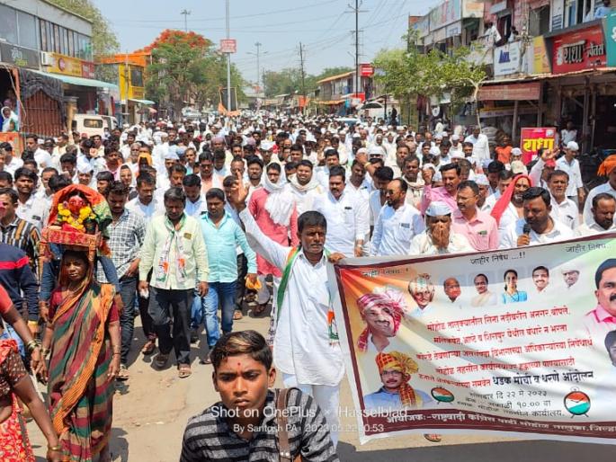 Farmers march in Mohol to demand release of water in dam in Mohol | बंधाऱ्यात पाणी सोडण्याच्या मागणीसाठी मोहोळ येथे शेतकऱ्यांचा मोर्चा Farmers march in Mohol to demand release of water in dam in Mohol | बंधाऱ्यात पाणी सोडण्याच्या मागणीसाठी मोहोळ येथे शेतकऱ्यांचा मोर्चा