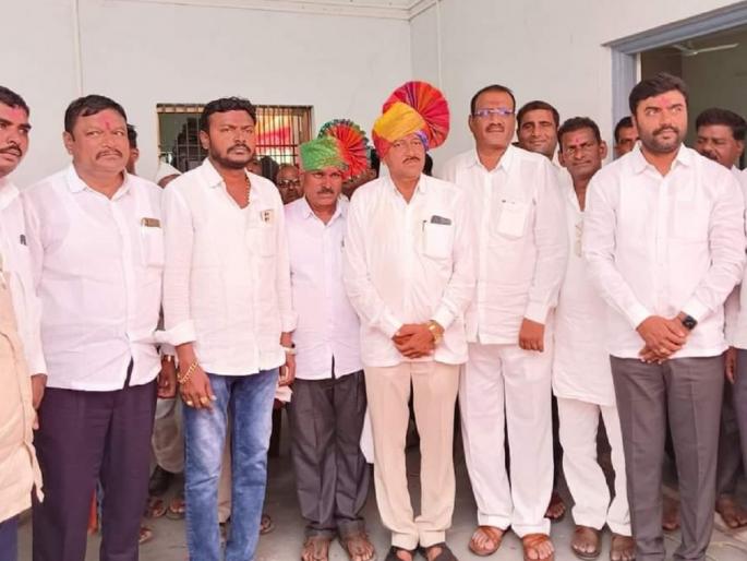 Dashrath Suryavanshi was elected as chairman of Sonpeth Bazar Committee and Uttam Jadhav was elected unopposed as deputy chairman. | सोनपेठ बाजार समिती सभापतीपदी दशरथ सूर्यवंशी तर उपसभापतीपदी उत्तम जाधव बिनविरोध निवड Dashrath Suryavanshi was elected as chairman of Sonpeth Bazar Committee and Uttam Jadhav was elected unopposed as deputy chairman. | सोनपेठ बाजार समिती सभापतीपदी दशरथ सूर्यवंशी तर उपसभापतीपदी उत्तम जाधव बिनविरोध निवड