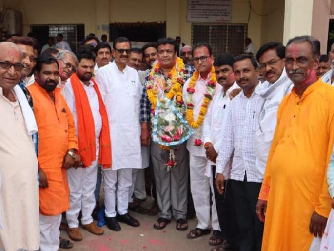 Rajesh Patil Goregaonkar is the chairman of Hingoli Bazar Committee, while Ashok Sirame is the vice chairman | हिंगोली बाजार समिती सभापतिपदी राजेश पाटील गोरेगावकर, तर उपसभापती अशोक सिरामे Rajesh Patil Goregaonkar is the chairman of Hingoli Bazar Committee, while Ashok Sirame is the vice chairman | हिंगोली बाजार समिती सभापतिपदी राजेश पाटील गोरेगावकर, तर उपसभापती अशोक सिरामे