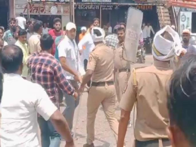 'MVA' and Mahayuti workers clashed in Paranda; Mild lathi charge by police | परंड्यात ‘मविआ’ अन् महायुतीचे कार्यकर्ते भिडले; पाेलिसांकडून सौम्य लाठीचार्ज 'MVA' and Mahayuti workers clashed in Paranda; Mild lathi charge by police | परंड्यात ‘मविआ’ अन् महायुतीचे कार्यकर्ते भिडले; पाेलिसांकडून सौम्य लाठीचार्ज