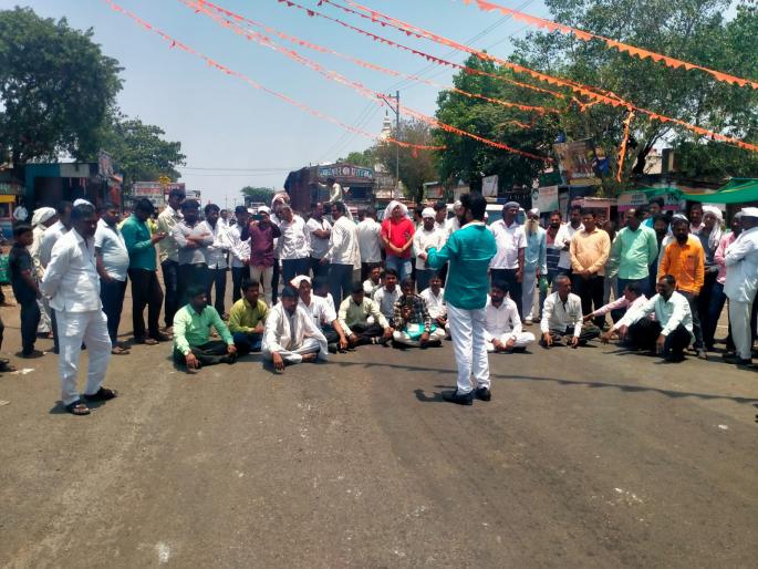 Villagers aggressive to restore power cuts; Traffic stopped on Latur-Murud road with road block | खंडित वीज पूर्ववत करण्यासाठी ग्रामस्थ आक्रमक; लातूर-मुरुड मार्गावर रास्ता रोकोने वाहतूक ठप्प Villagers aggressive to restore power cuts; Traffic stopped on Latur-Murud road with road block | खंडित वीज पूर्ववत करण्यासाठी ग्रामस्थ आक्रमक; लातूर-मुरुड मार्गावर रास्ता रोकोने वाहतूक ठप्प