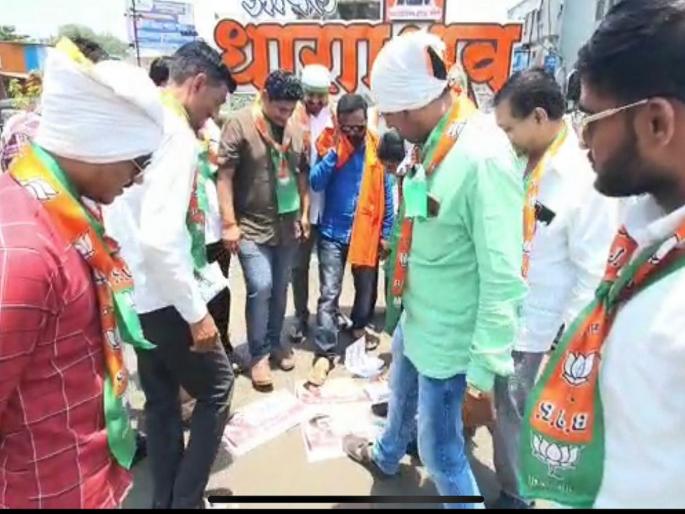 'BHAJUMA' Aggressive, Dharashiv's image of Rahul Gandhi was overshadowed | ‘भाजयुमाे’ आक्रमक, धाराशिवमध्ये राहुल गांधींच्या प्रतिमेला जाेडे मारले 'BHAJUMA' Aggressive, Dharashiv's image of Rahul Gandhi was overshadowed | ‘भाजयुमाे’ आक्रमक, धाराशिवमध्ये राहुल गांधींच्या प्रतिमेला जाेडे मारले