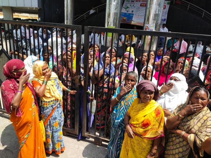 Women workers aggressive for wages; 50 employees were locked in Beed Municipality | वेतनासाठी महिला कामगार आक्रमक; बीड नगरपालिकेत ५० कर्मचाऱ्यांना कोंडले Women workers aggressive for wages; 50 employees were locked in Beed Municipality | वेतनासाठी महिला कामगार आक्रमक; बीड नगरपालिकेत ५० कर्मचाऱ्यांना कोंडले