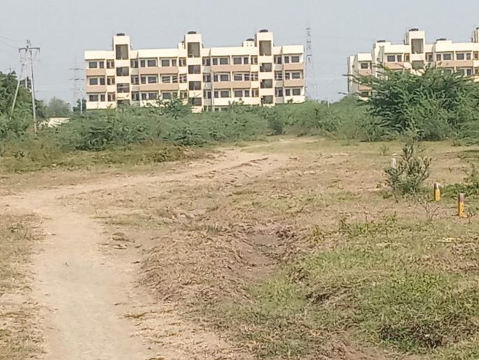 Rehabilitated but no road for seven years; Residents of Nari-Uppalwadi colony are suffering in nagpur | पुनर्वसन झाले पण सात वर्षापासून रस्ता नाही; नारी-उप्पलवाडी वसाहतीमधील रहिवासी त्रस्त Rehabilitated but no road for seven years; Residents of Nari-Uppalwadi colony are suffering in nagpur | पुनर्वसन झाले पण सात वर्षापासून रस्ता नाही; नारी-उप्पलवाडी वसाहतीमधील रहिवासी त्रस्त