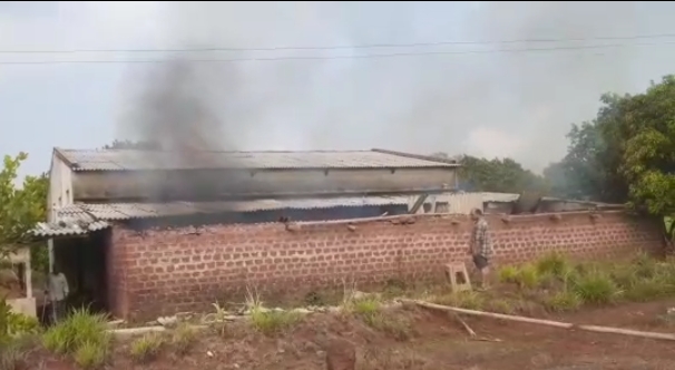 Cashew factory in Amroli caused severe fire due to lightning strike; 90 lakhs loss | आमरोळीत काजू कारखान्यावर वीज कोसळून भीषण आग; ९० लाखांचे नुकसान