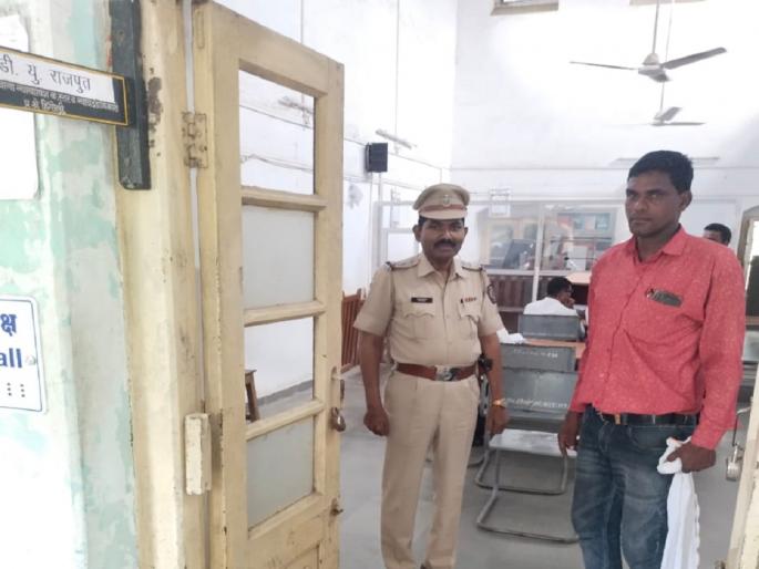 'Bring forth the judges'; Accused's outcry over denial of bail broke the Hingoli court's door | 'न्यायाधीशांना समोर आणा'; जामीन नाकारल्याने आरोपीचा राडा, न्यायालयाचा दरवाजा तोडला 'Bring forth the judges'; Accused's outcry over denial of bail broke the Hingoli court's door | 'न्यायाधीशांना समोर आणा'; जामीन नाकारल्याने आरोपीचा राडा, न्यायालयाचा दरवाजा तोडला