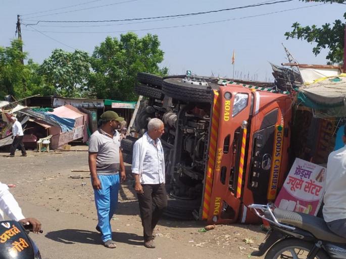 The driver was hit in the eye; An uncontrollable tempo hits straight into the shop | वाहन चालकास डोळा लागला; अनियंत्रित टेम्पो थेट दुकानात घुसला The driver was hit in the eye; An uncontrollable tempo hits straight into the shop | वाहन चालकास डोळा लागला; अनियंत्रित टेम्पो थेट दुकानात घुसला
