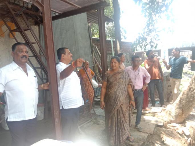 The broken defense wall on the Oshiwara River is still not repaired; The lives of hundreds of families are at risk | ओशिवरा नदीवरील तुटलेल्या संरक्षण भिंतीची अद्याप दुरुस्ती नाही; शेकडो कुटुंबियांचे जीव धोक्यात The broken defense wall on the Oshiwara River is still not repaired; The lives of hundreds of families are at risk | ओशिवरा नदीवरील तुटलेल्या संरक्षण भिंतीची अद्याप दुरुस्ती नाही; शेकडो कुटुंबियांचे जीव धोक्यात