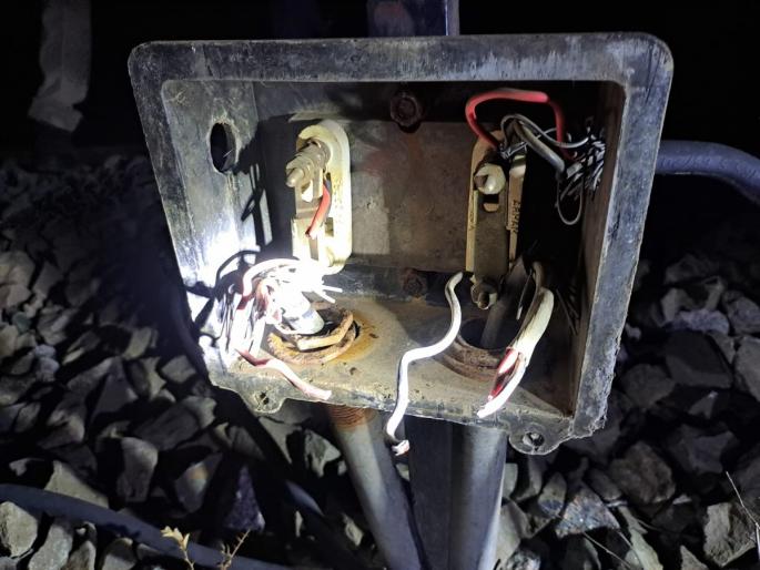 Robbery attempt in Ajantha railway by making signal failure, thieves escaped as police arrived on time | मोठी बातमी! सिग्लन बिघडवून अजिंठा रेल्वेत लुटीचा प्रयत्न, पोलीस आले अन चोरटे पळाले Robbery attempt in Ajantha railway by making signal failure, thieves escaped as police arrived on time | मोठी बातमी! सिग्लन बिघडवून अजिंठा रेल्वेत लुटीचा प्रयत्न, पोलीस आले अन चोरटे पळाले