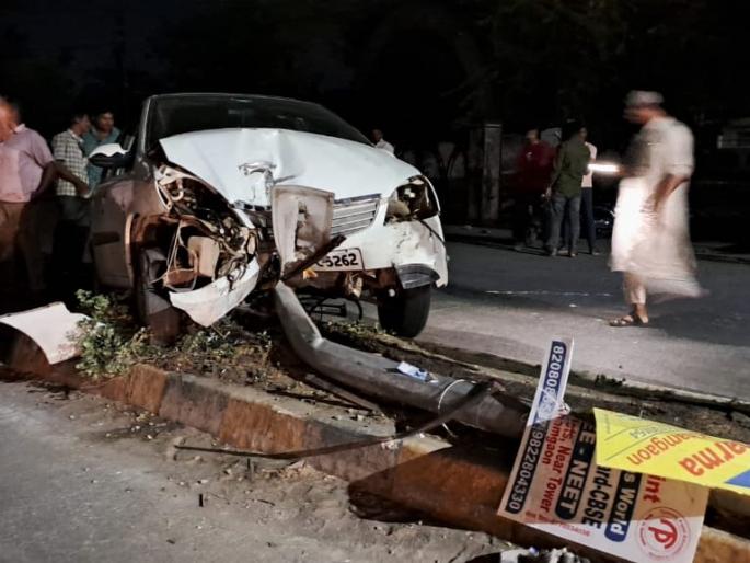 A speeding car crashed into a pole, luckily there were no casualties | भरधाव कार खांबावर धडकली, सुदैवाने कुठलीही जीवितहानी झाली नाही A speeding car crashed into a pole, luckily there were no casualties | भरधाव कार खांबावर धडकली, सुदैवाने कुठलीही जीवितहानी झाली नाही