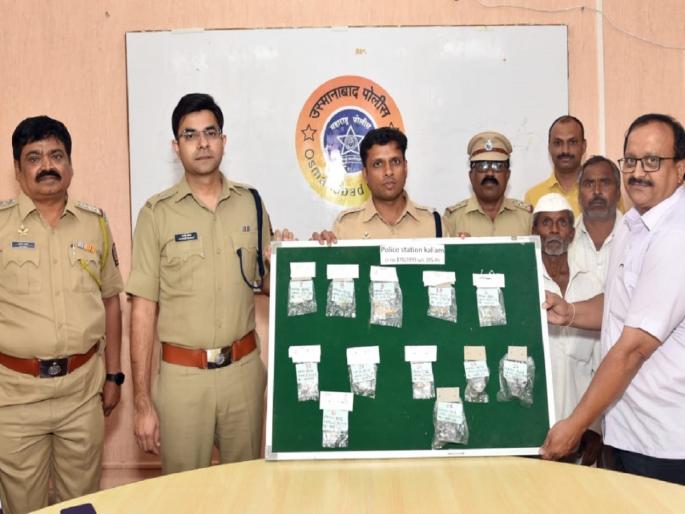 Stolen jewelery worth 4 lakhs, bike returned to original owners | चोरीस गेलेले ४ लाखांचे दागिने, दुचाकी केली मूळ मालकांना परत Stolen jewelery worth 4 lakhs, bike returned to original owners | चोरीस गेलेले ४ लाखांचे दागिने, दुचाकी केली मूळ मालकांना परत